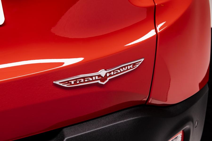 Логотип Jeep Renegade Plug-in Hybrid (BU) 2019 года  (WW) (фото 10 из 16)